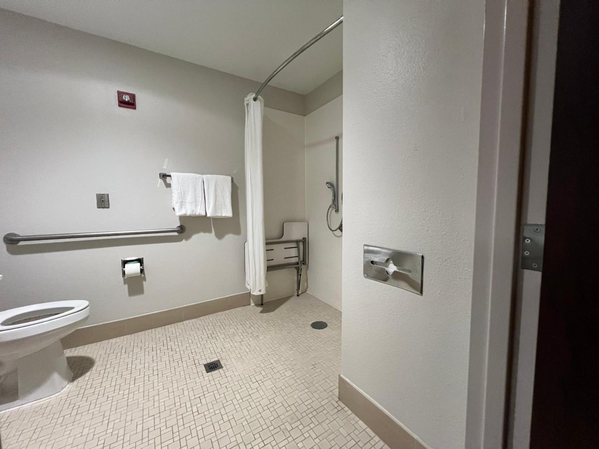 King Room with Tub - Disability Access/Non Smoking/Ground floor/Interior Corridor